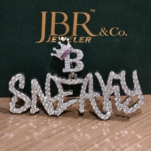 Colgante de Moissanita Incolora con Incrustaciones de Diamantes Estilo Hip Hop en Plata 925 - Letras SNEAKY con Colgante de Corona para Uso Diario de Mujer - Product Image 1