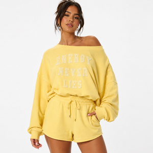 Conjunto de Sudadera Oversize con Hombros Descubiertos y Dobladillo Acanalado y Shorts de Felpa para Mujer con Bordado Desgastado - Product Image 2