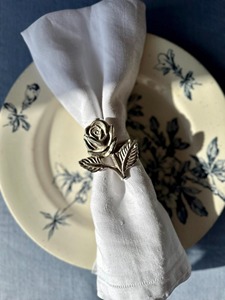 Anneau de serviette en forme de rose, finition argentée, parfait pour une mise en scène élégante de la table et la décoration de la salle à manger, fabriqué à la main en Inde. - Product Image 6