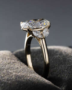 Anillo de Diamantes Ovalado de Lujo con Piedras Laterales Marquise y Redondas, Oro Amarillo, Elegante Anillo de Compromiso y Boda para Mujer, Joyería Fina - Product Image 2