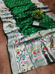 Sari de Seda Verde con Bordado Floral en el Borde, Traje Tradicional Indio para Bodas, Corte Regular, Largo hasta el Suelo - Product Image 5