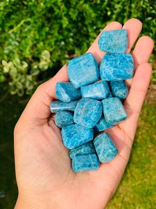 พลอยอะพาไทต์สีน้ำเงินธรรมชาติคุณภาพพรีเมียม รูปทรงอิสระ ขัดเงา ทำมือ ทนทาน ใช้เป็นเครื่องรางเพื่อการบำบัด โดย Muntaha Agate - Product Image 2