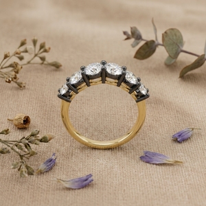 Bague d'anniversaire demi-éternité empilable en or jaune 14K avec 5 diamants de laboratoire et sertissage en rhodium noir - Product Image 2