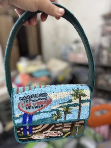 Bolso de noche floral blanco hecho a mano con cuentas, cierre de solapa y correa para el hombro, elegante bolso de mano para fiestas de Guru Kirpa Export House - Product Image 4