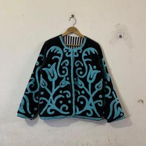 Elegante Chaqueta Suzani de Terciopelo de Algodón Negro con Bordado Floral Turquesa, Manga Larga, Cuello Redondo, Abrigo de Invierno, Ropa de Diseñador para Mujer - Product Image 1