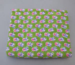 Tela de algodón estampada a mano con motivos florales verdes estilo Jaipuri |   Tela de algodón suave de la India para ropa, decoración del hogar y muchos usos más. - Product Image 6