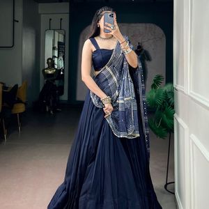 Lehenga Choli en Soie Bleue Premium Entièrement Cousu pour Navratri avec Dupatta en Satin Imprimé et Dentelle Miroir – Prix de Gros par Royal Exports - Product Image 1