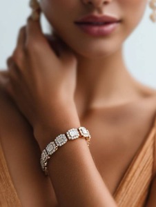 Bracelet de créateur de luxe avec halo d'émeraudes de 7 carats et diamants de laboratoire - Product Image 4