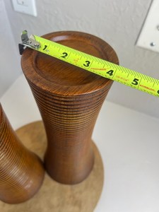 Portavelas de Madera de Acacia Hechos a Mano, Estilo Vintage Moderno de Mediados de Siglo |   Soportes Anchos Esculpidos con Diseño Acanalado de los Años 70 - Product Image 6