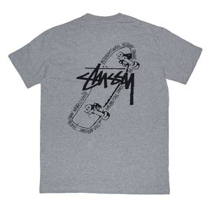 Camiseta de manga corta gris para hombre Stssy con estampado de monopatín en la espalda, estilo streetwear, cuello redondo, corte regular, jersey de algodón - Product Image 1