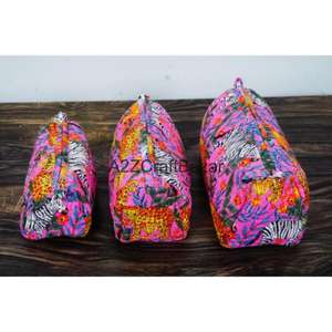 Pochette cosmétique indienne artisanale en coton biologique matelassé, durable, grande, avec fermeture éclair, motif imprimé multicolore - Product Image 1