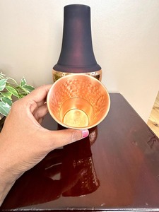 Bouteille d'eau en cuivre au design chinois, finition martelée et accents noirs, décoration d'intérieur - Product Image 5