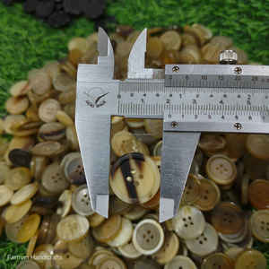 Botón de cuerno de buey natural marrón, hecho a mano, accesorio de costura para abrigos y prendas, al mejor precio. - Product Image 2