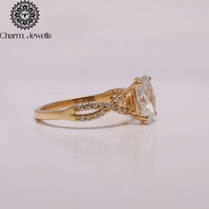 Bague de fiançailles pour femme Charm_Jewells en moissanite taille coussin, certifiée IGI, plaquée or 18 carats, sertissage classique à griffes, bande pavée, 3 g - Product Image 3