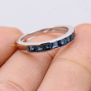 แหวนทองคำขาว 18K แท้ ประดับไพลินสีน้ำเงินทรงเหลี่ยมแบบฝังช่องครึ่งวง รุ่น Memoria Jewels ขายส่ง - Product Image 5