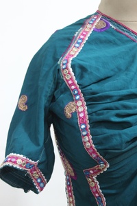 Choli Banjara vintage, broderie ethnique Banjara Kutch Rabari, tunique bohème en rayonne et mousseline, col en V, manches courtes, écologique - Product Image 4