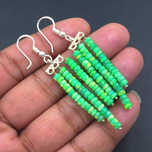 ต่างหูประดับด้วยโอปอลเอธิโอเปียธรรมชาติ เงินสเตอร์ลิงและเคลือบทอง - Product Image 1