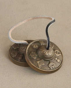 Gentle Ring – Campana Tingsha de bronce con tono armónico suave para la calma y claridad diarias - Product Image 6
