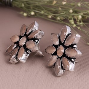 Pendientes de tuerca con engaste floral bohemio de latón chapado en plata antigua para mujer |   Joyería de Aniversario Vintage - Product Image 3