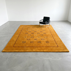 Tapis d'appoint moderne en laine noué à la main, couleur moutarde dorée, motif géométrique carré minimaliste, tapis décoratif - Product Image 4