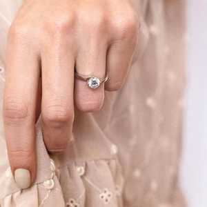 Anillo de banda único con diamante de corte redondo de moissanita brillante para mujer, plata 925 original, para regalo de promesa nupcial para amantes - Product Image 4