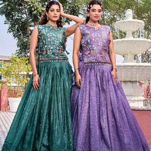 Conjunto de Lehenga Choli con bordado de lentejuelas y hilo dorado puro - Product Image 1