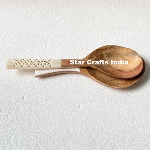 Ensemble d'ustensiles de cuisine japonais en bois naturel festonné, fourchette et cuillère avec long manche design, pour servir les salades. - Product Image 6