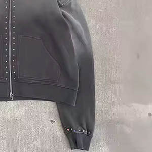 Conjuntos de sudadera con capucha y pantalones de chándal con logo bordado personalizado, estilo streetwear, lavado ácido, parches desgastados y pedrería - Product Image 5