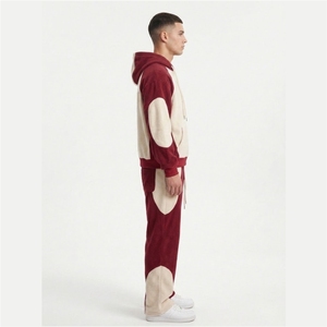 Conjunto Deportivo de Felpa Borgoña para Hombre, Sudadera con Capucha y Pantalones Jogger con Logotipo Personalizado, Paneles en Contraste, Estilo Urbano, Dos Piezas - Product Image 4
