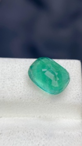 Émeraude naturelle certifiée du Zambie, taille coussin, avec une belle couleur et un lustrage remarquable, pierre précieuse non montée, 3,70 carats - Product Image 6