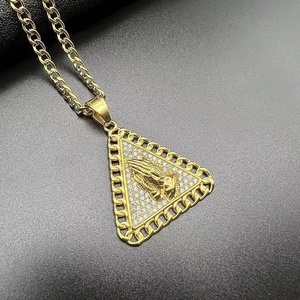 Collier pendentif main de prière triangulaire en zircon glacé, chaîne en laiton plaqué or, bijoux hip-hop pour hommes et femmes - Product Image 1