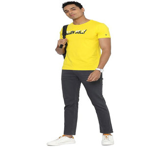 Ropa de hombre con hombros descubiertos, camiseta estampada larga con ajuste suelto y técnica de soplo de patrón - Product Image 4