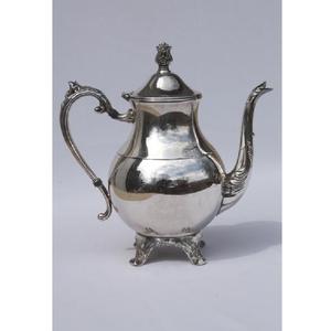 Cafetera de latón antiguo con patrones florales grabados, ideal para regalar, decorar el hogar y como elegante solución para servir bebidas. - Product Image 4