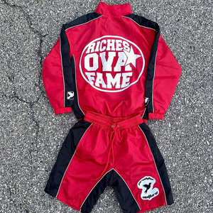 Conjunto Deportivo Rojo Riches Ova Fame para Hombre, Chaqueta y Pantalones Cortos de Poliéster Satinado con Logotipo Estampado en la Espalda, Ropa Urbana para Primavera - Product Image 1