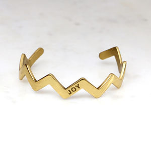 กำไลข้อมือทองเหลืองลายซิกแซก สลักคำว่า JOY กำไลแบบเรียบง่าย ดีไซน์เรขาคณิต ของขวัญสร้างแรงบันดาลใจสำหรับผู้หญิง - Product Image 4