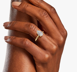 Bague de luxe de créateur en or jaune 14 carats avec diamant de laboratoire en forme de poire de 2,50 carats et accent sous la galerie, pour mariage et soirée, bijoux de mariée - Product Image 3