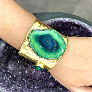 Brazalete Ancho y Audaz con Ágata Verde y Circonitas, Joyería de Mano Popular para Mujer, Chapado en Oro de 18k, Latón con Textura Martillada - Product Image 4