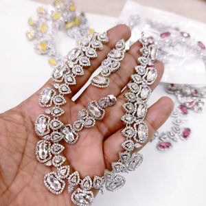 Ensemble de bijoux de mariage en strass blancs de qualité supérieure - Collier et boucles d'oreilles plaqués argent de luxe pour les mariées - Product Image 1