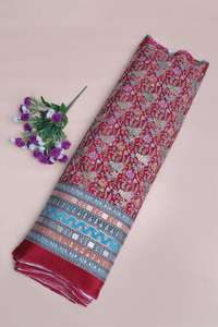 Tela Crepé Natural Roja Brillante con Estampado Floral Buta y Borde Ornamental Pesado para Material de Vestido Kurti, Prenda Étnica - Product Image 5