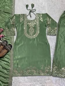 Robe traditionnelle indienne pakistanaise pour femmes, en soie verte brodée, longueur cheville, avec bordure dorée, coupe classique - Product Image 3