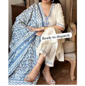 Offre Spéciale : Ensemble de Costume Léger en Coton Extensible avec Pantalon Confortable et Dupatta pour Tenue Ethnique Décontractée – Disponible à la Vente - Product Image 1