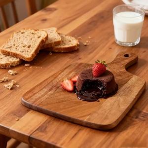 Tabla de Cortar de Madera Premium con Mango de Fácil Agarre, Acabado Liso, Superficie Apta para Cuchillos, Ideal para Cortar, Servir y Decorar - Product Image 3