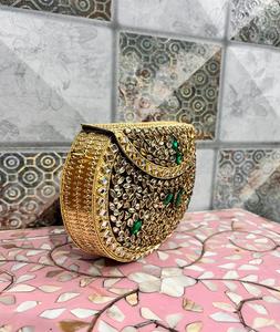 Elegante mini bolso clutch con adornos Kundan y finos detalles, ideal para bodas, bolso de mano metálico de F S International. - Product Image 2