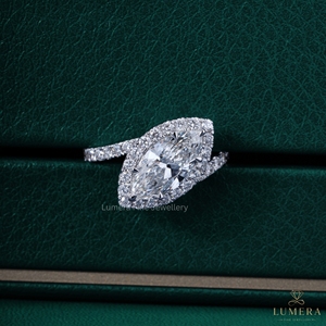 Bague intemporelle en diamant de laboratoire taille marquise, avec halo pavé éclatant et sangle de diamants, pour un cadeau romantique de fiançailles et d'anniversaire - Product Image 1