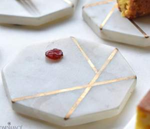 Ensemble de sous-verres minimalistes en marbre blanc et or, sous-verres en pierre naturelle pour bureau et maison, élégants cadeaux et souvenirs de mariage - Product Image 5
