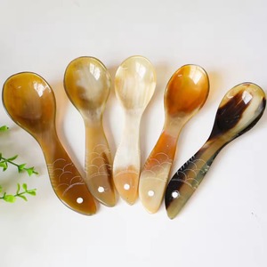 Cuillère en corne de buffle naturelle, écologique et durable, fabriquée à la main, couverts traditionnels pour la table de Noël - Product Image 4