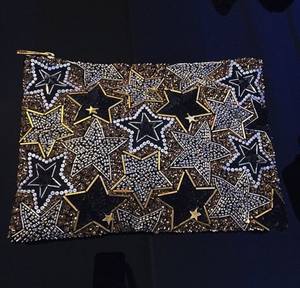 Pochette élégante brodée à la main avec de magnifiques motifs pour les petits essentiels - Product Image 1