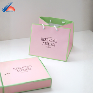 Bolsa de Papel de Alta Gama con Logotipo en Relieve y Laminado Mate - Product Image 1