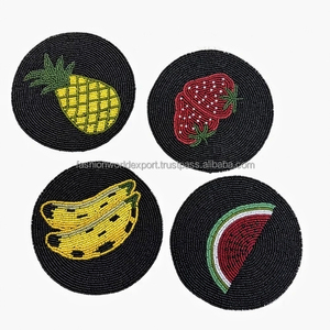 Ensemble de sous-verres perlés de fruits tropicaux sur base noire Dessous de verre faits à la main vibrants pour table d'été Dessous de verre de fruits tropicaux colorés - Product Image 1
