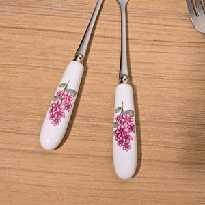 Lot de 6 fourchettes à dessert jetables à manche en céramique Lilac Bloom pour la maison, le restaurant, la rentrée scolaire, pour les fruits ou le dîner - Product Image 3